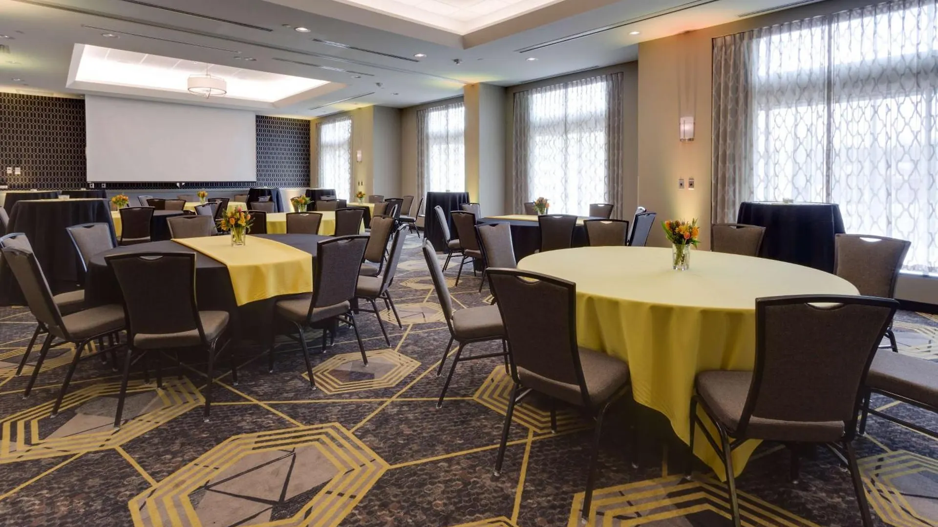 Drury Inn & Suites Pittsburgh Airport Settlers Ridge Hotel